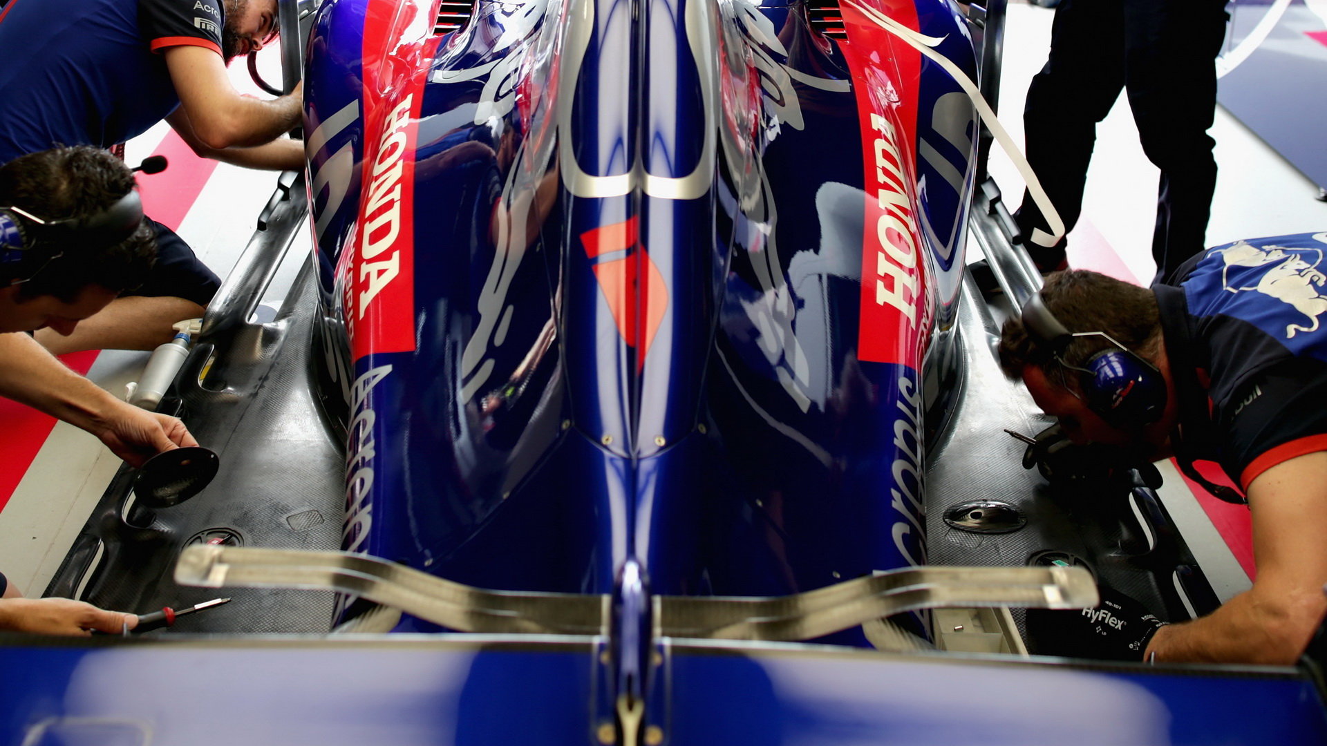 Zadní část vozu Toro Rosso v tréninku v Monaku