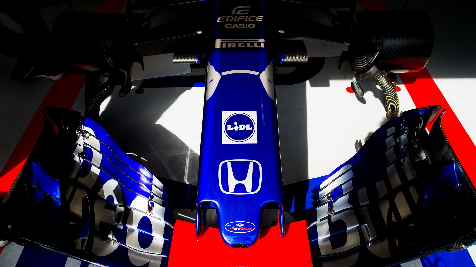 Přední křídlo vozu Toro Rosso STR13 - Honda v tréninku v Monaku
