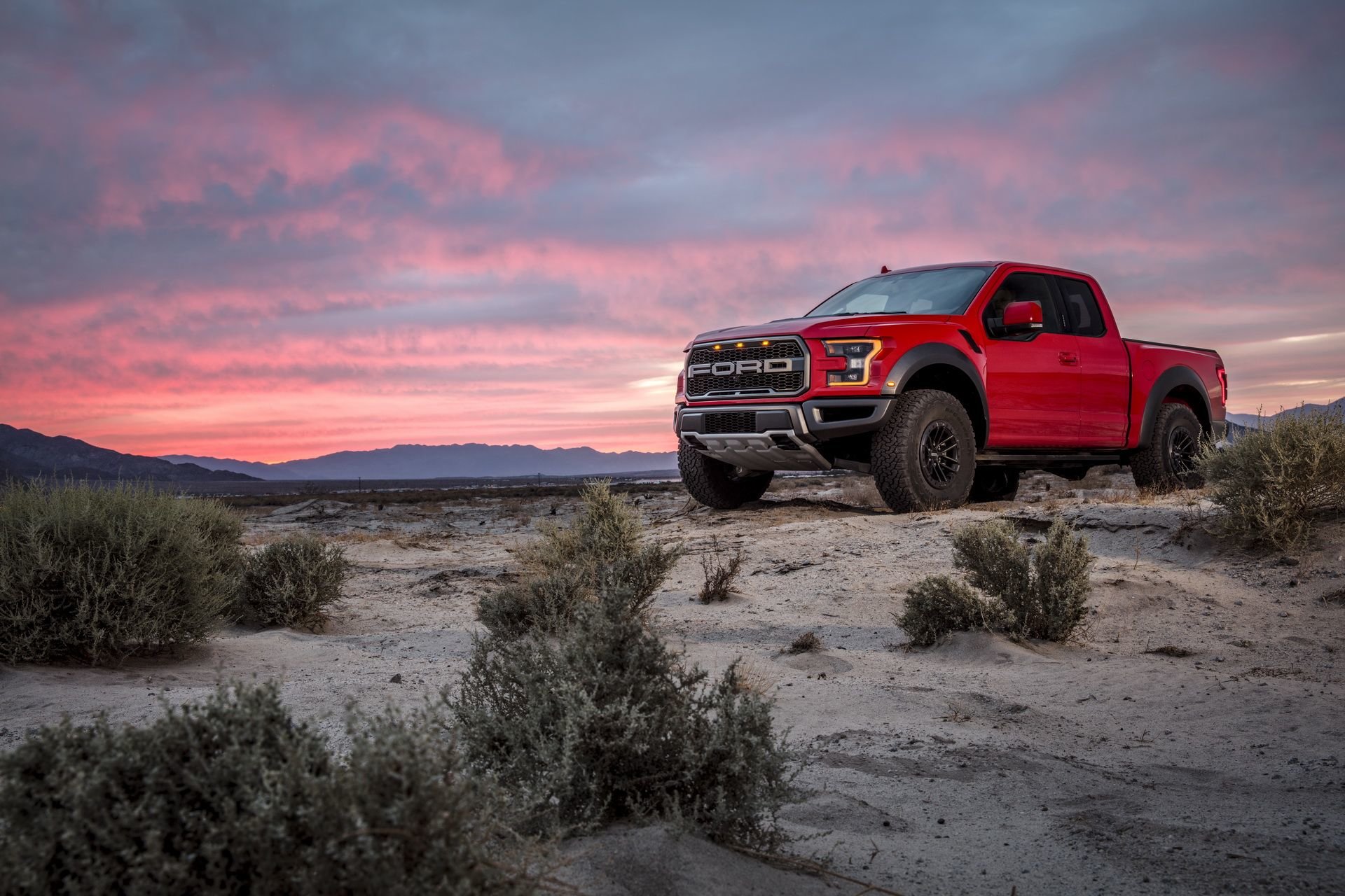 Ford F-150 Raptor 2019 se dočkal několika vylepšení, tím nejzásadnějším jsou nové aktivní tlumiče FOX