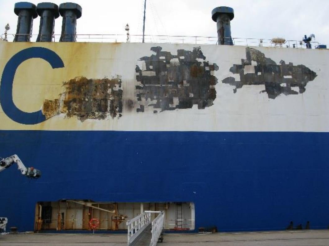 Vyšetřovací zpráva dokládá sílu požáru v podpalubí i snímky poškozeného pláště lodě