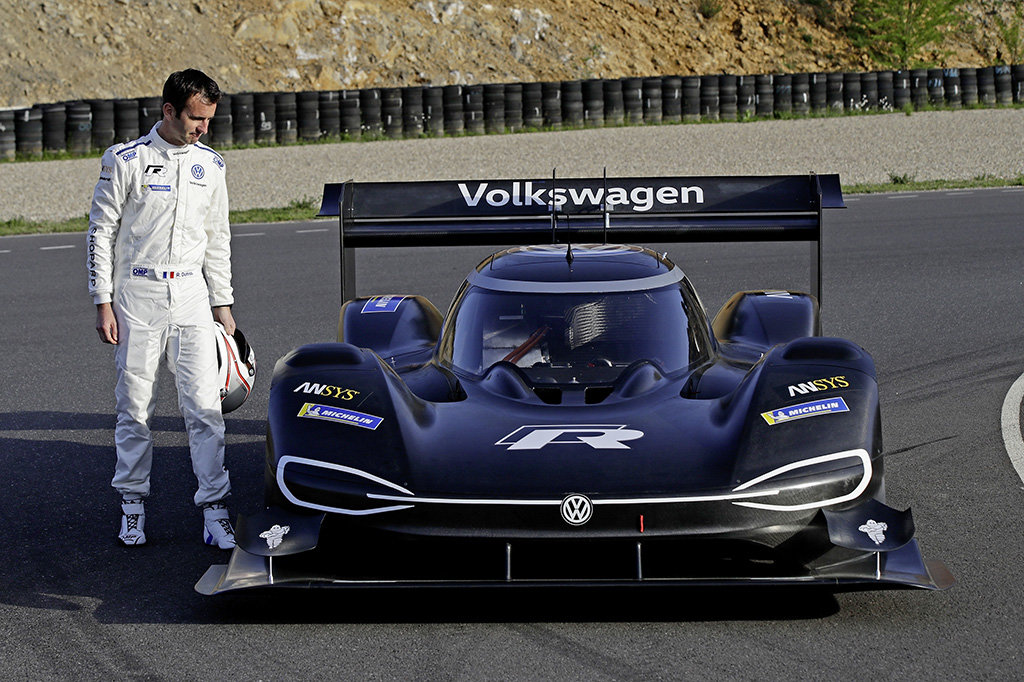 Volkswagen I.D. R a jeho pilot Romain Dumas