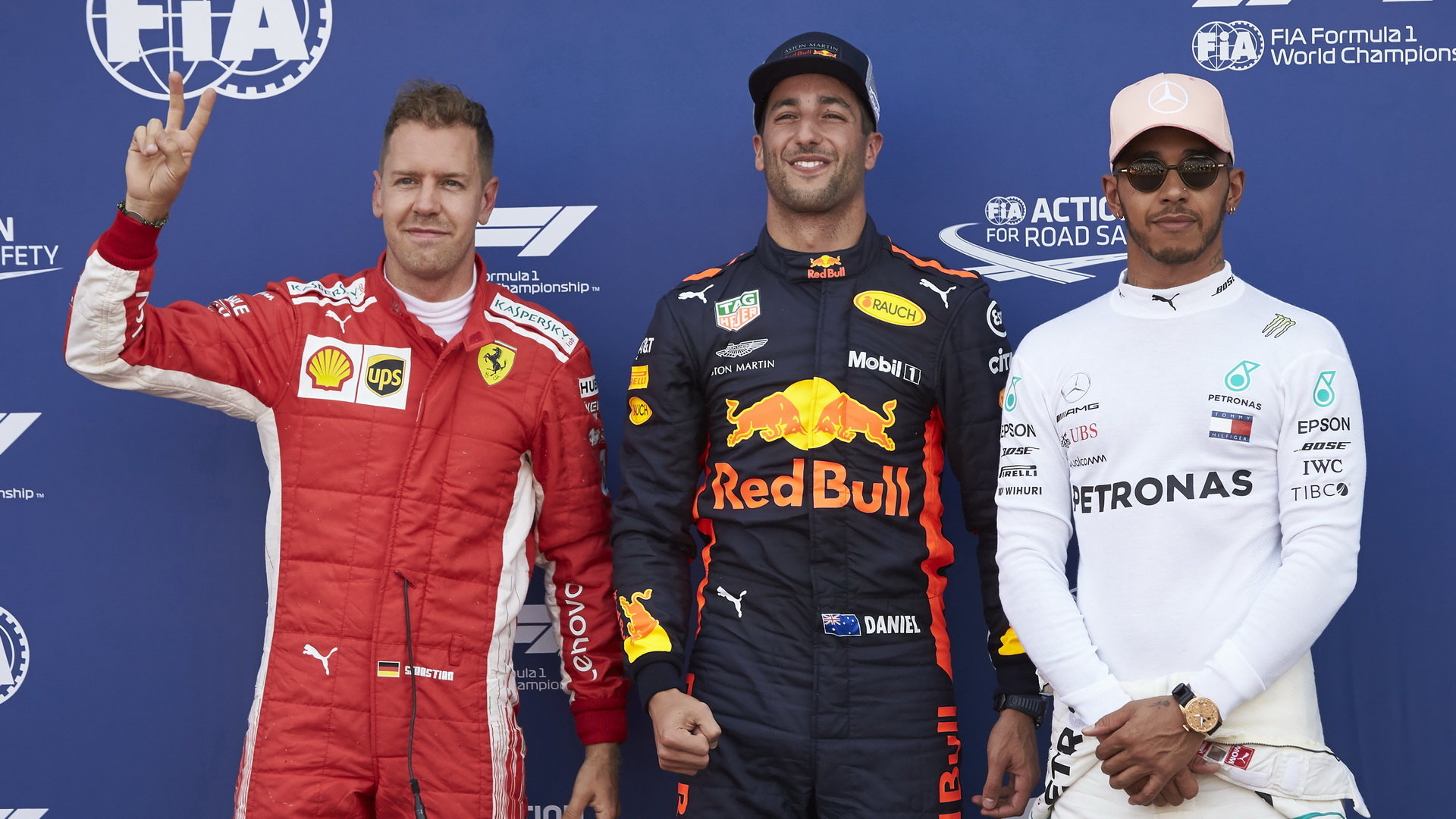 Vettel i Ricciardo se těší na nové motory, dokáže je Hamilton v neděli porazit?
