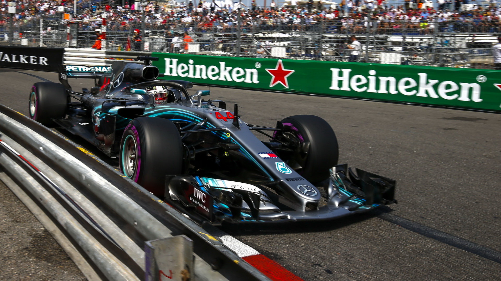 Lewis Hamilton v kvalifikaci v Monaku