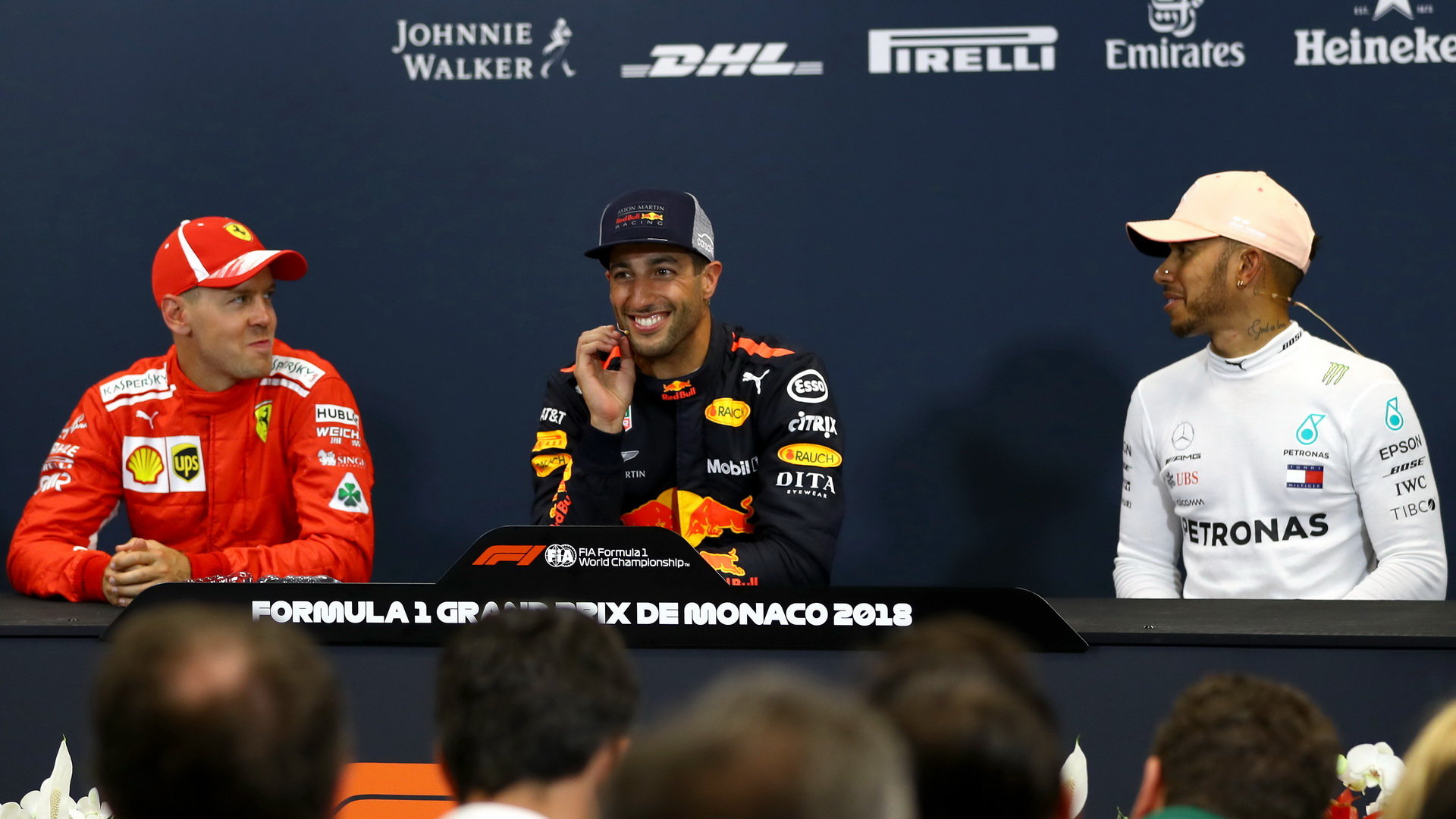 Daniel Ricciardo (uprostřed) v centru pozornosti