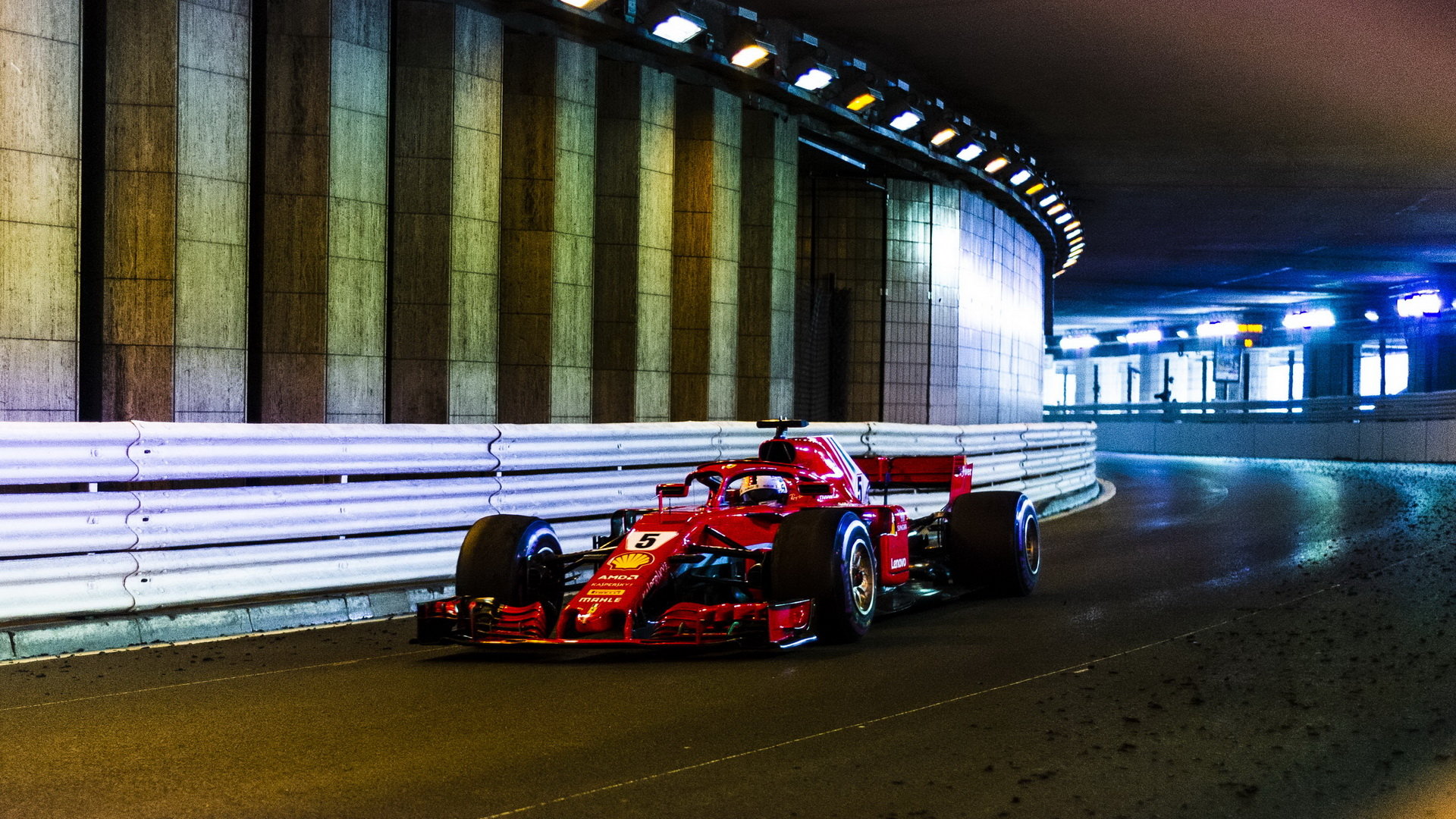 Ferrari má podle Lewise Hamiltona stále nejrychlejší vůz a Sebastian Vettel odvádí nejlepší práci