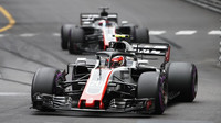 Kevin Magnussen počas závodu v Monaku