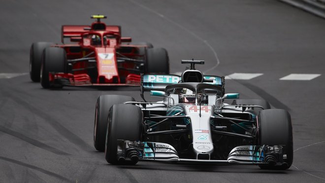 Lewis Hamilton v Monaku před vozem Ferrari Kimiho Räikkönena