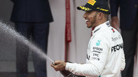 Lewis Hamilton se šampaňským