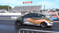 Upravená Toyota Prius SRT8 předvádí na závodní tratit parádní show
