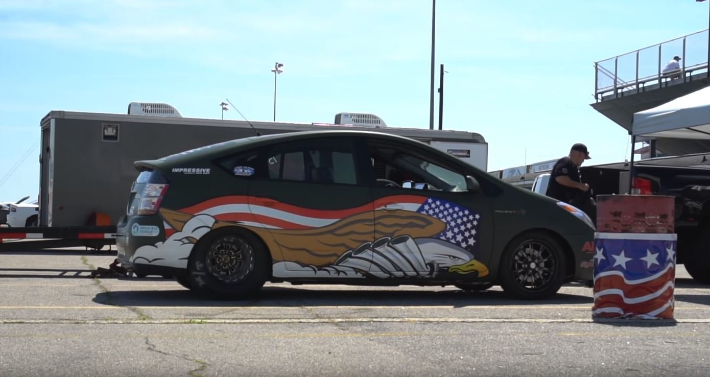 Upravená Toyota Prius SRT8 předvádí na závodní tratit parádní show