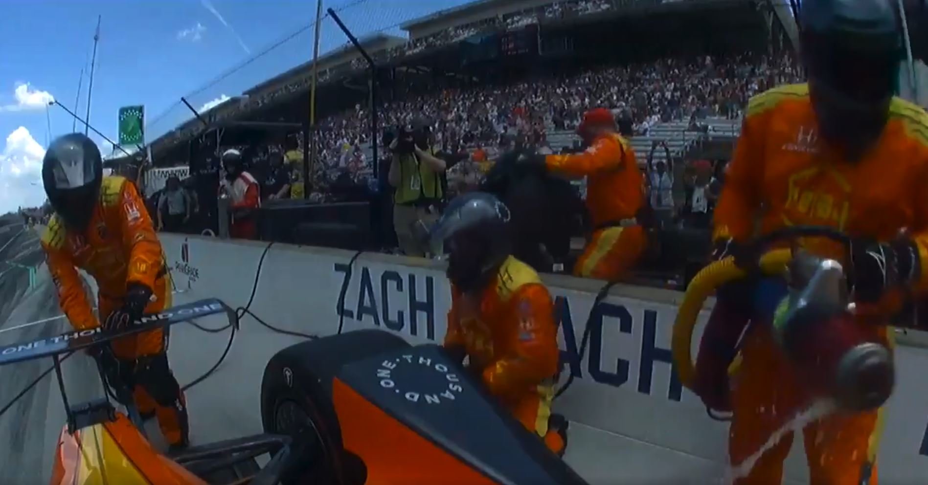 Zach Veach se během závodů Indianapolis 500 dostal do nezáviděníhodné situace, vyřešil ji ale s noblesou