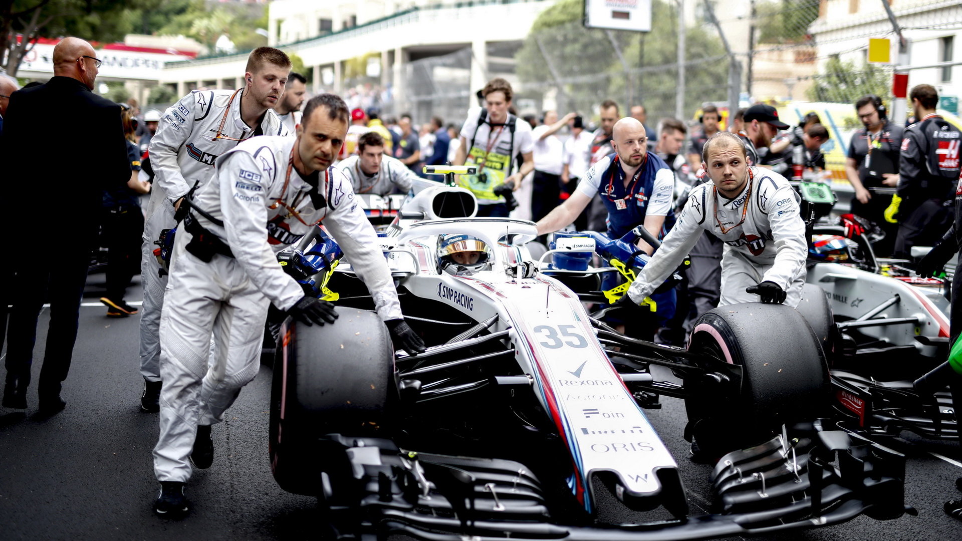 Sergej Sirotkin před závodem v Monaku