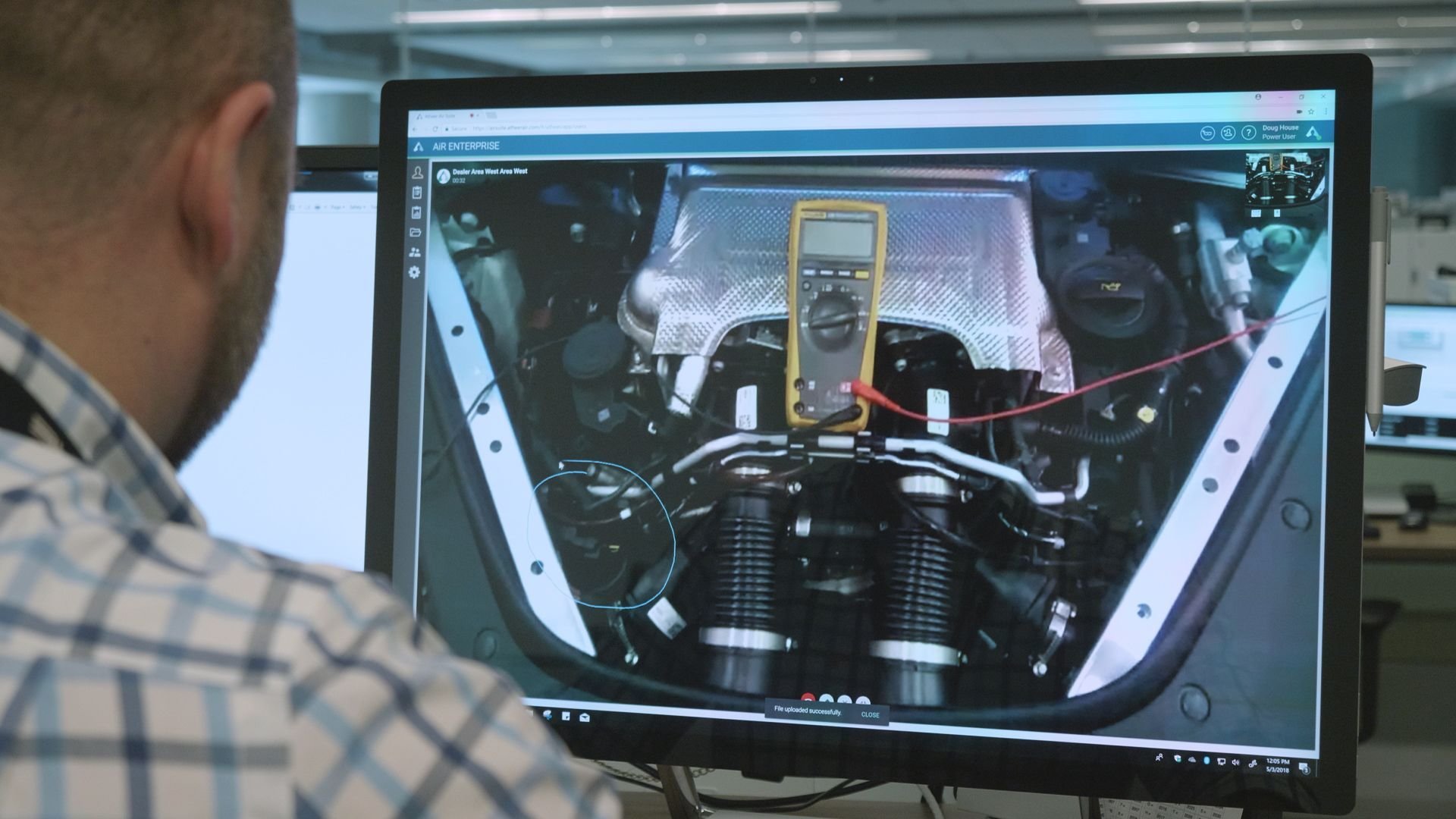 Technici Porsche začínají během své práce využívat systém rozšířené reality "Tech Live Look"