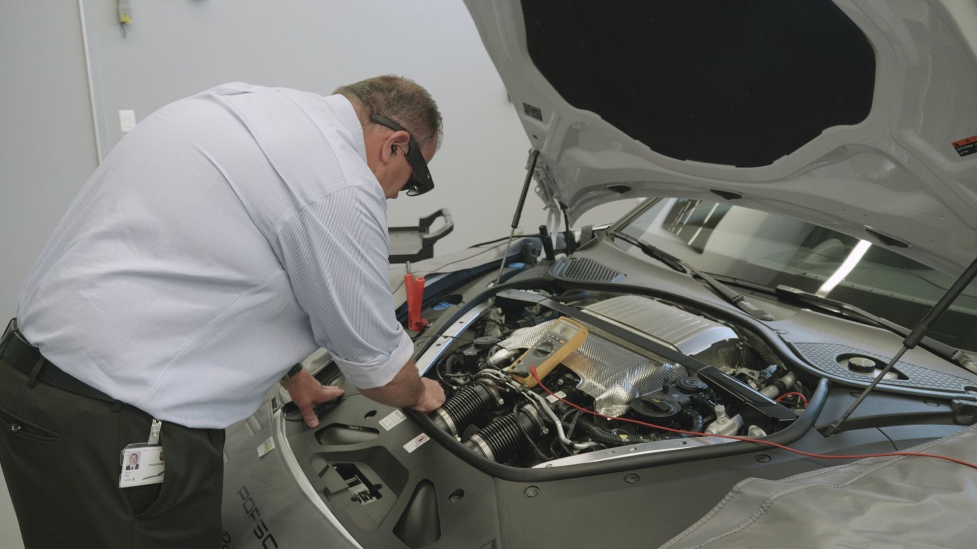 Technici Porsche začínají během své práce využívat systém rozšířené reality "Tech Live Look"