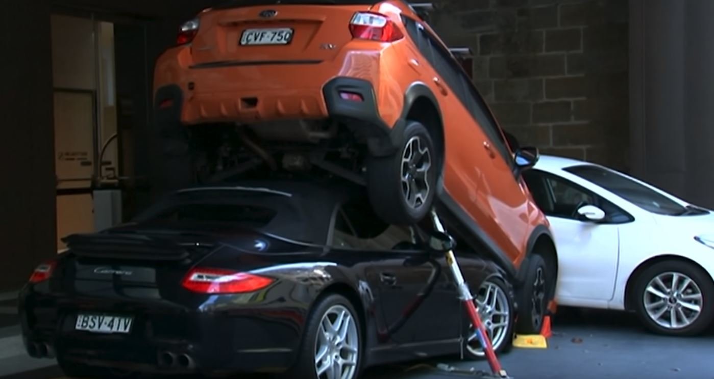 Před luxusním hotelem v Sydney došlo k velmi kuriózní nehodě