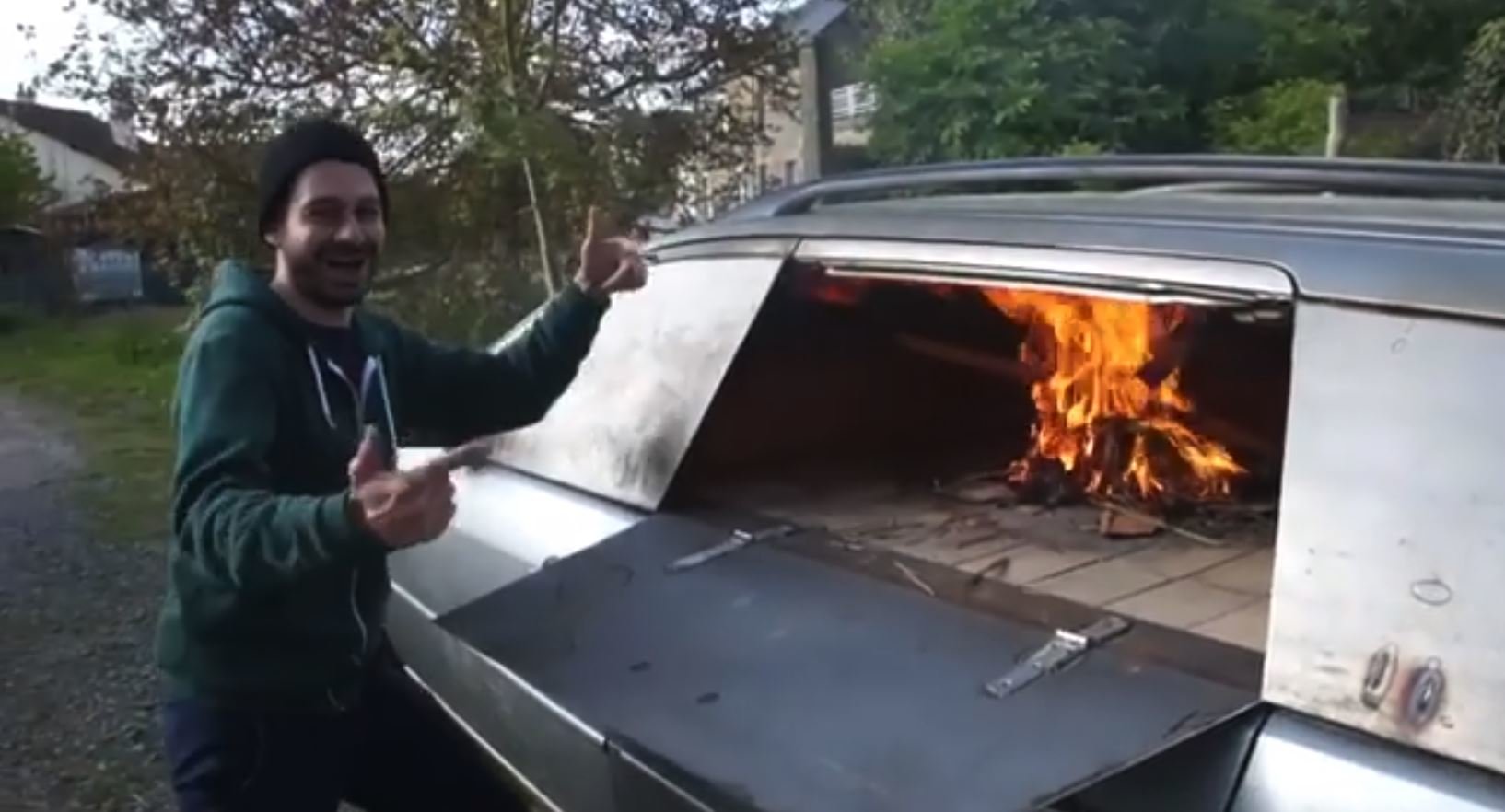 Francouzský umělec Benedetto Bufalino přeměnil starý automobil na pec k přípravě pizzy