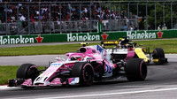 Esteban Ocon a Nico Hülkenberg v závodě v Kanadě