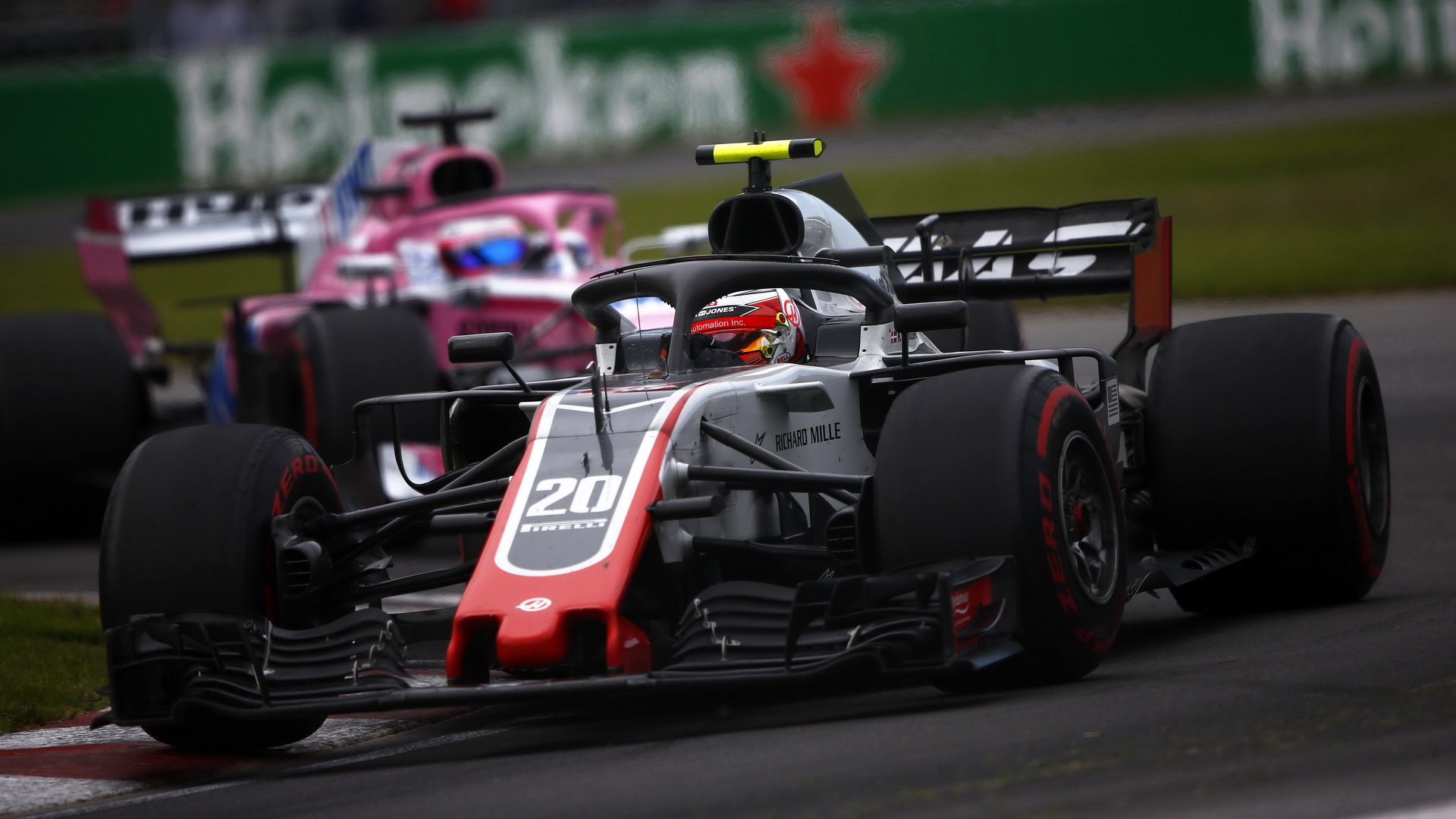 Kevin Magnussen v závodě v Kanadě