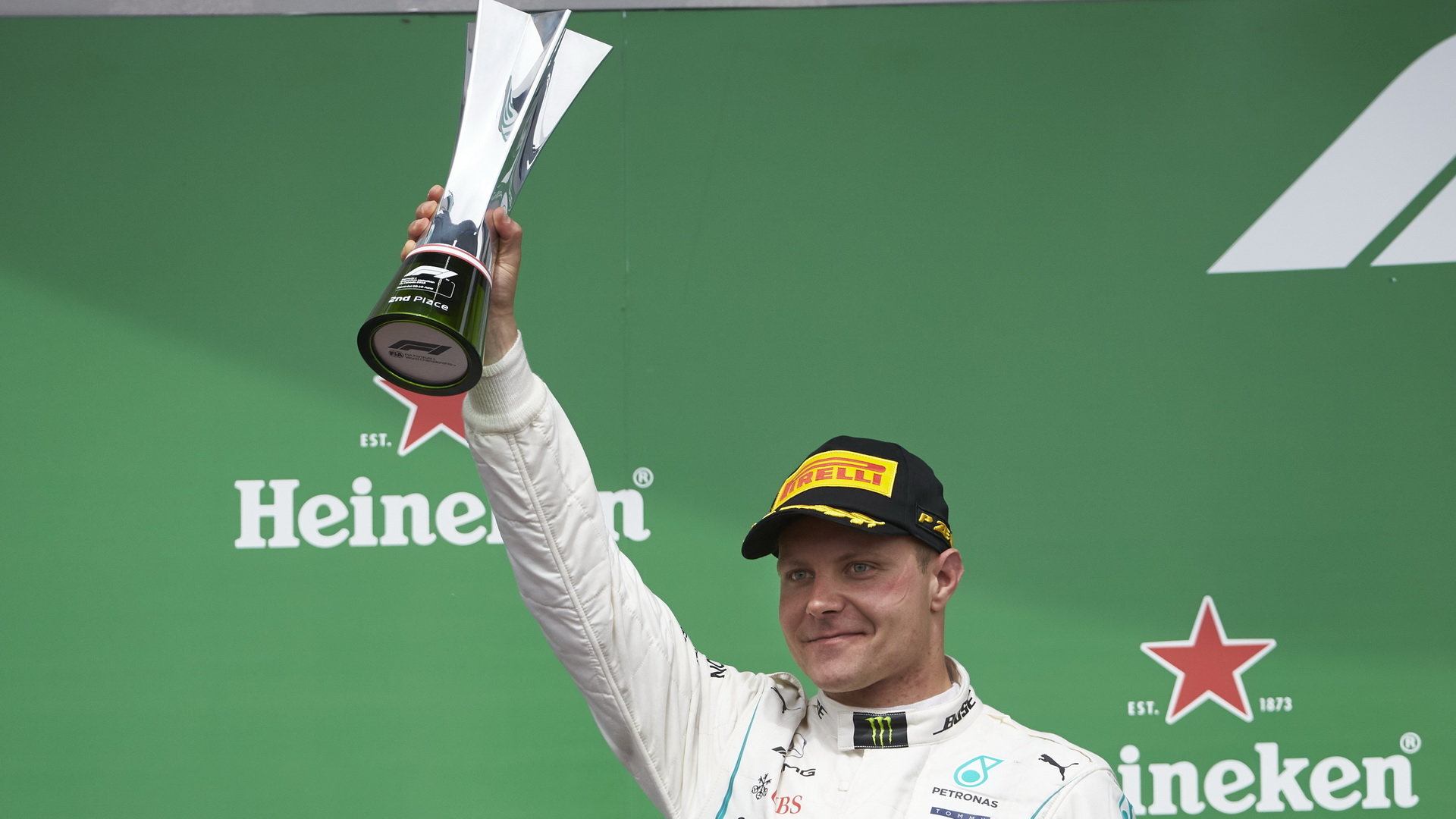 Valtteri Bottas se svou trofejí po závodě v Kanadě