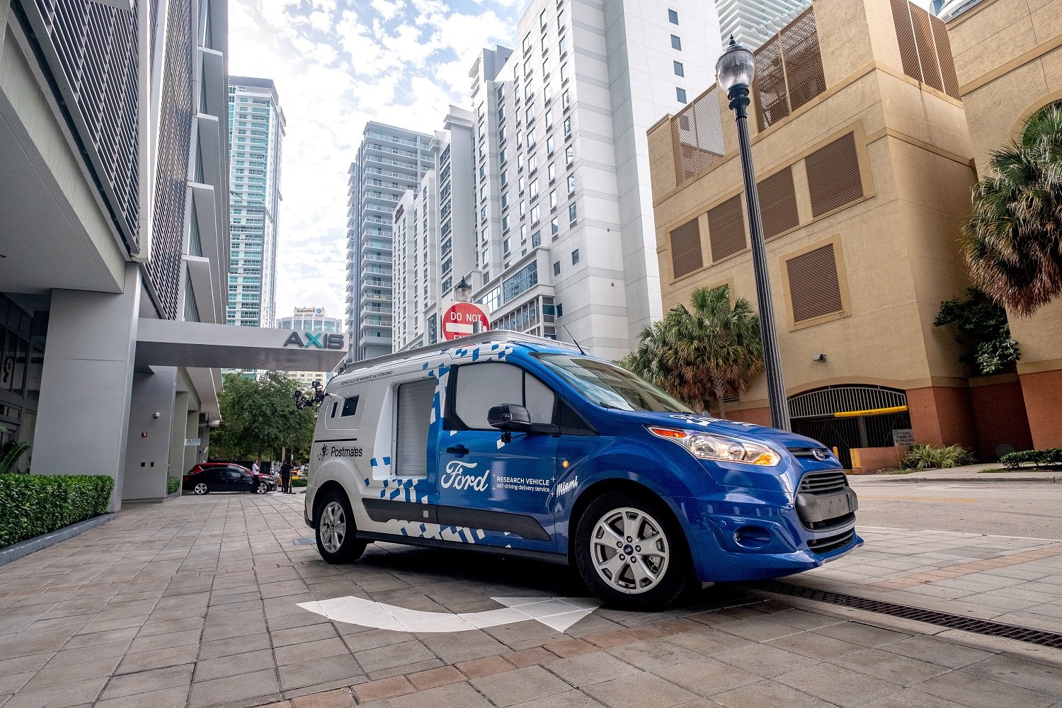 V rámci výzkumu autonomní jízdy provozují společnosti Ford a Postmates v Miami prototyp Fordu Transit Connect se třemi speciálními schránkami na zboží