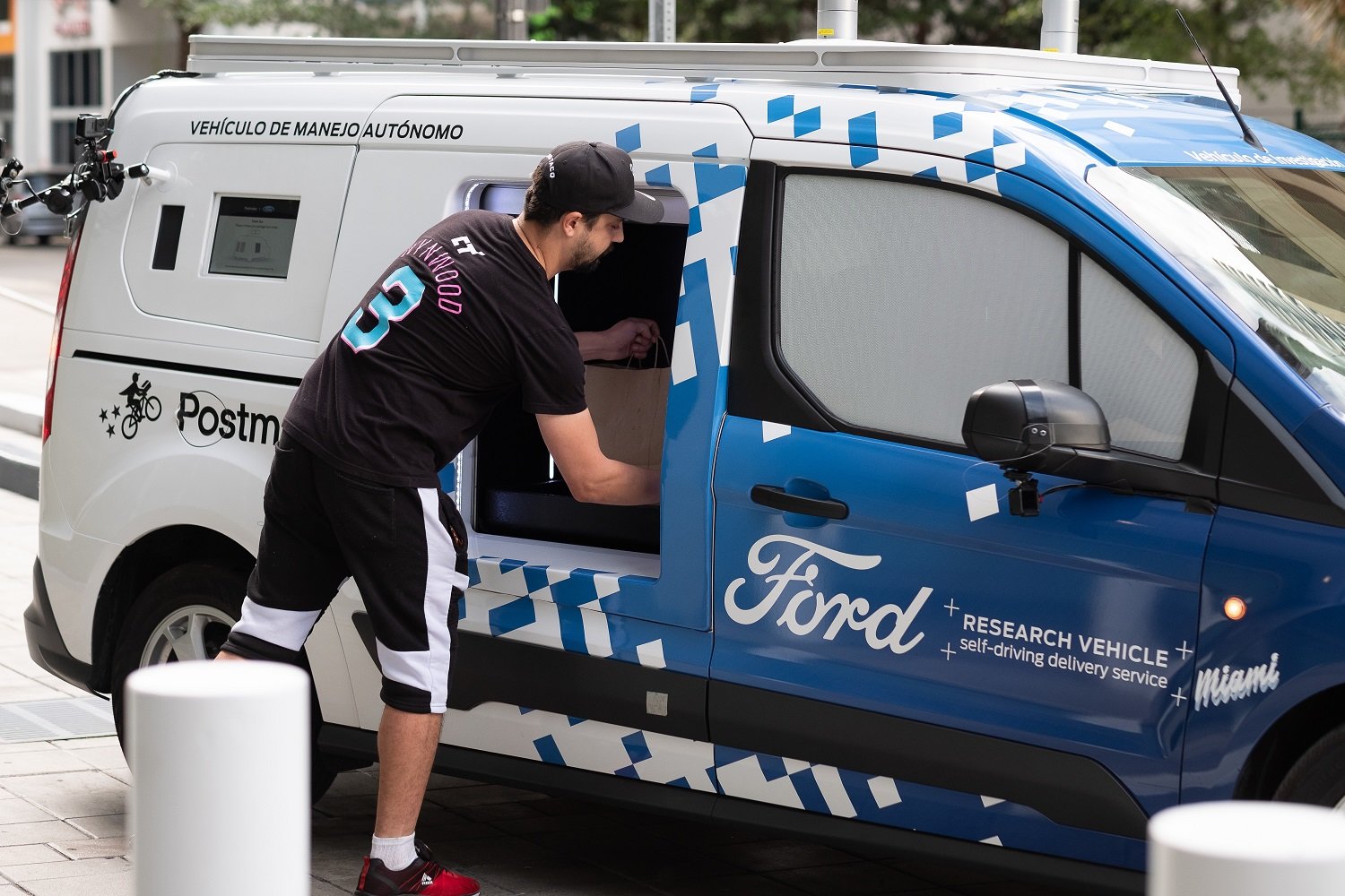 V rámci výzkumu autonomní jízdy provozují společnosti Ford a Postmates v Miami prototyp Fordu Transit Connect se třemi speciálními schránkami na zboží