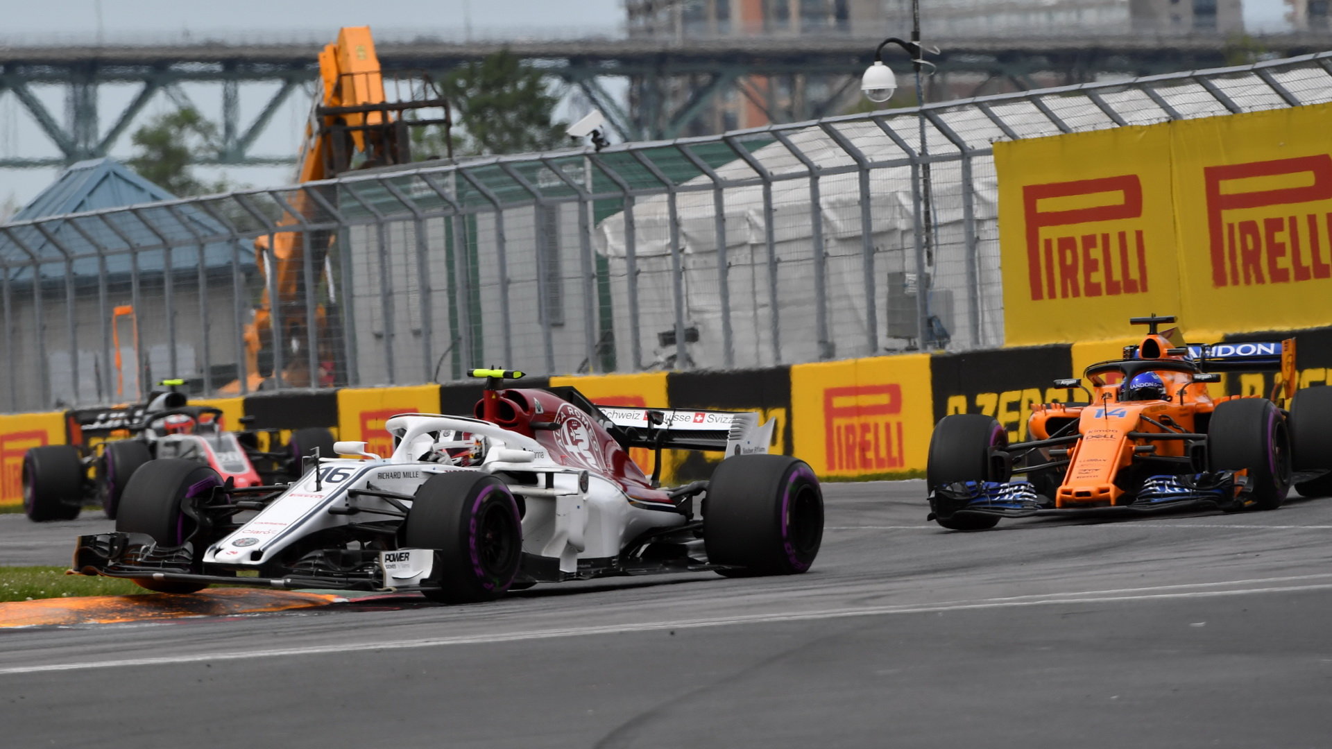 Charles Leclerc a Fernando Alonso v závodě v Kanadě