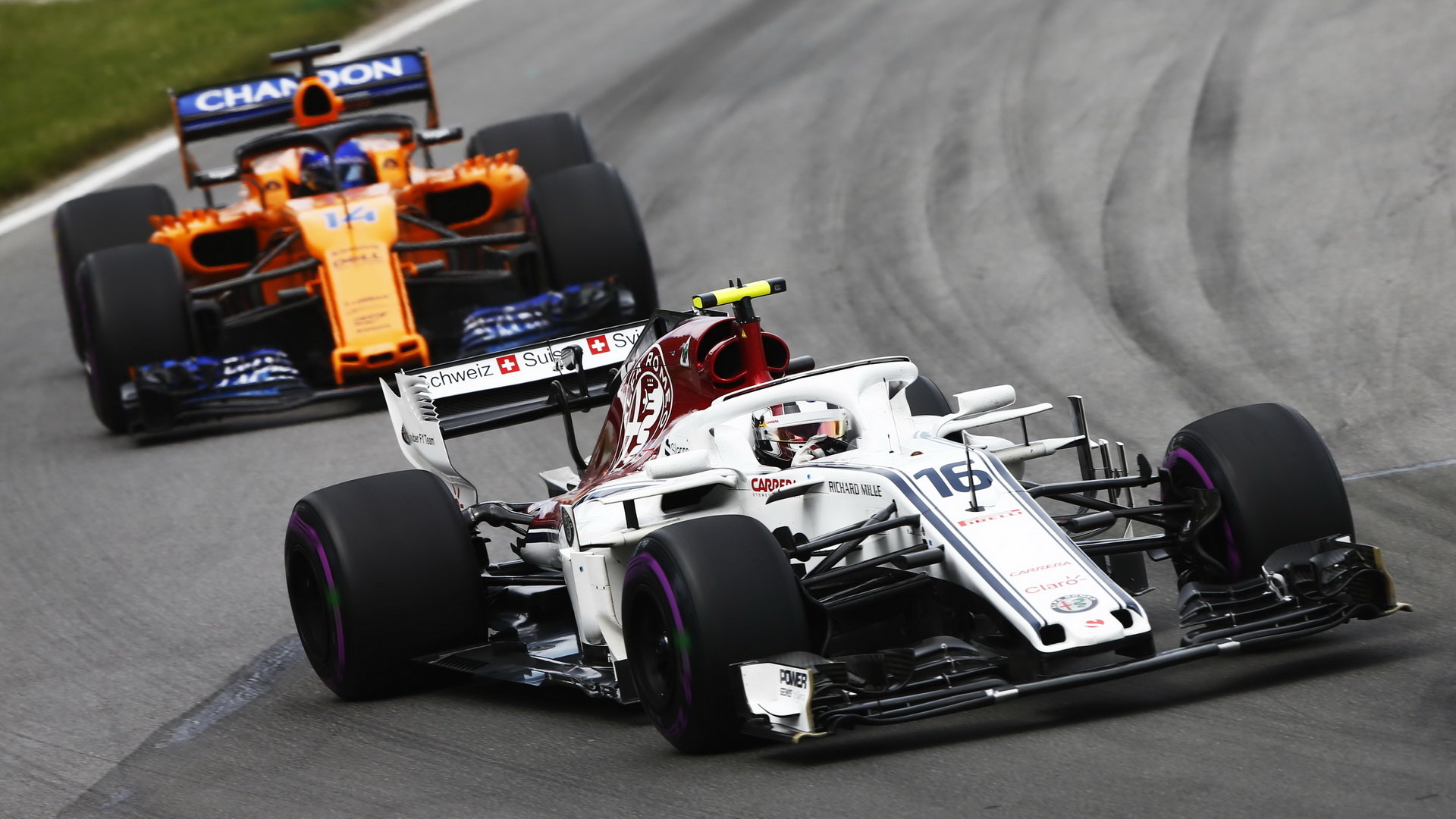 Charles Leclerc a Fernando Alonso v závodě v Kanadě