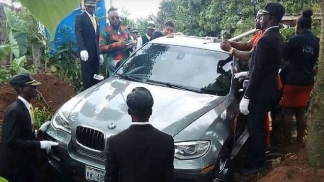 Nigerijský občan nechal pohřbít svého otce v novém BMW X6