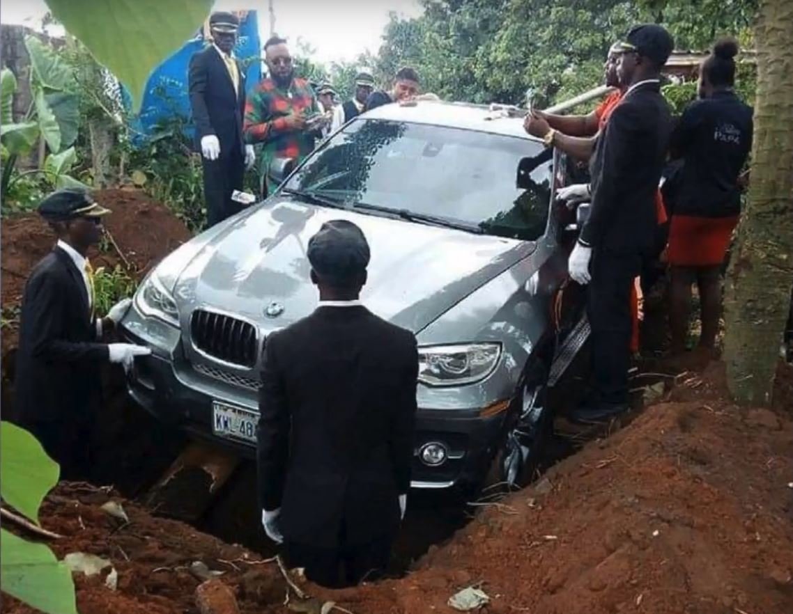 Nigerijský občan nechal pohřbít svého otce v novém BMW X6