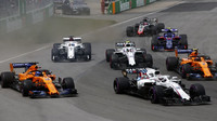 Lance Stroll a Fernando Alonso po startu závodu v Kanadě