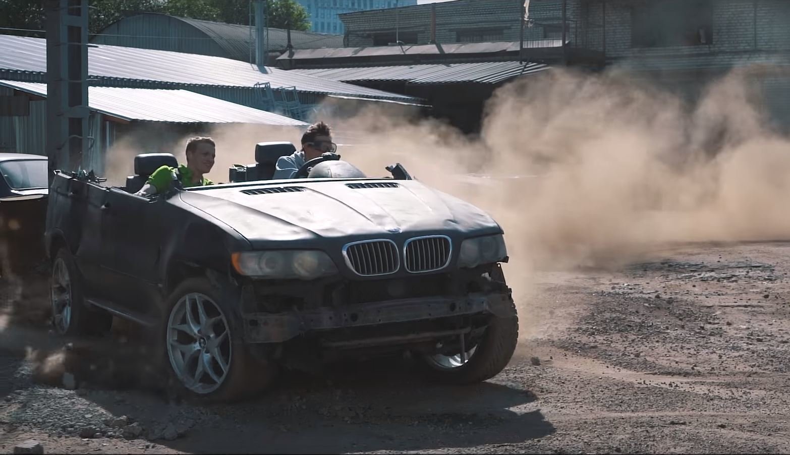 Omlácené BMW se proměnilo v neskutečně zábavnou buggy