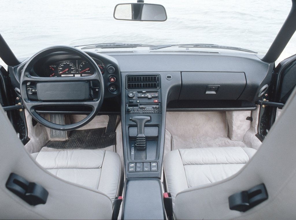 Interiér Porsche 928 - všimněte si podobnosti mezi volanty 