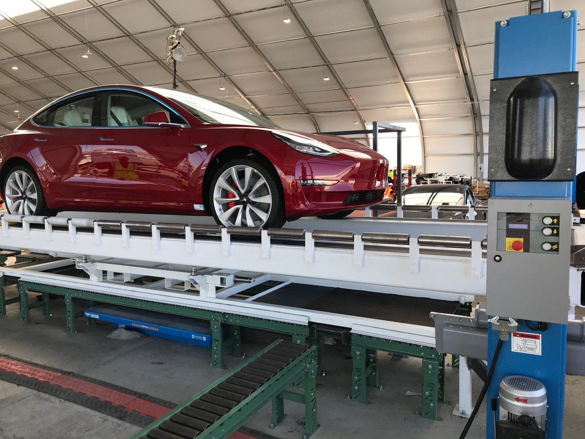 Snímky z nové výrobní linky společnosti Tesla