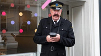 Jeremy Clarkson oblékl uniformu dopravního policisty a vydal se zkontrolovat zaparkované automobily