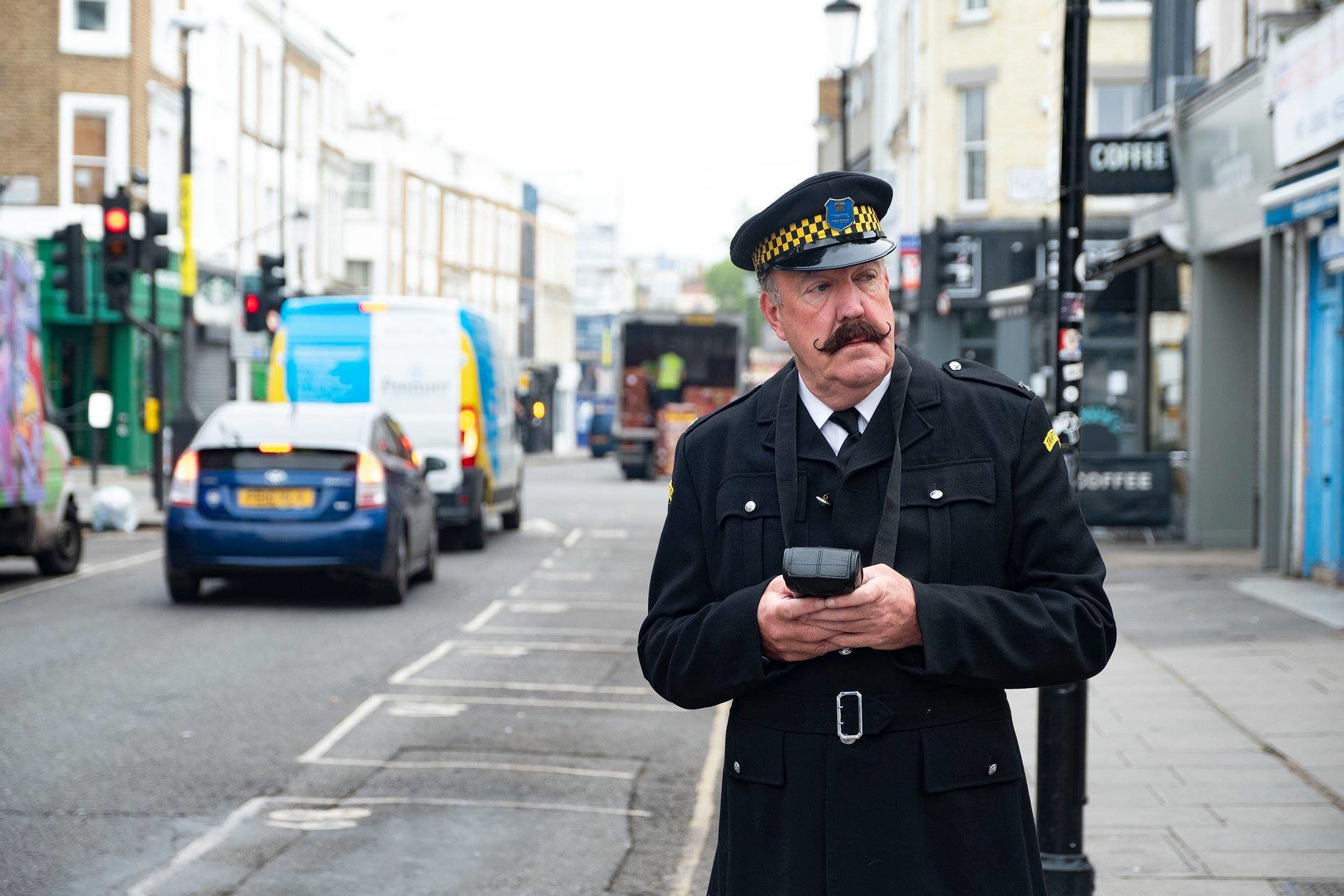 Jeremy Clarkson oblékl uniformu dopravního policisty a vydal se zkontrolovat zaparkované automobily
