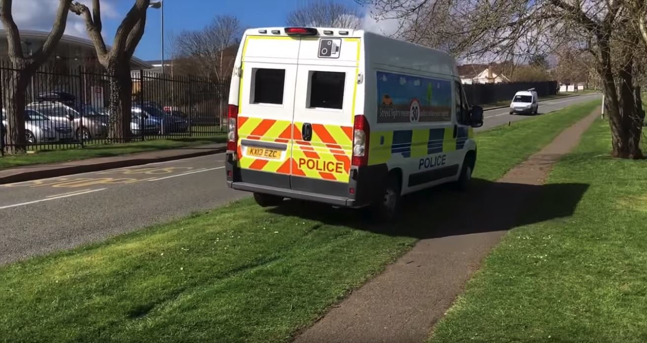 Britská policie monitoruje překračování rychlosti ze speciálních dodávek
