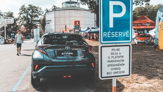 Hybridní vozy už parkují v Praze zdarma