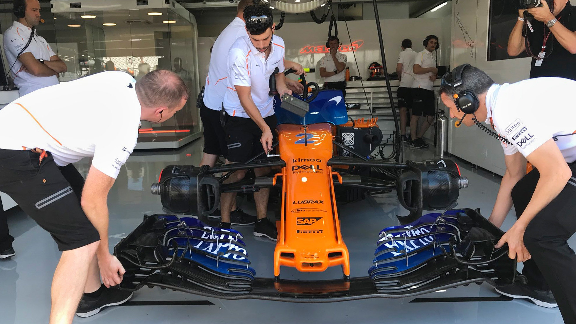 Mechanici McLarenu nasazují přední křídlo s nosem na monopost Stoffela Vandoornea