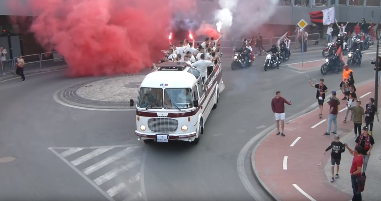 Slovenská přestavba autobusu Škoda 706 RTO na kabriolet během oslav titulu fotbalového klubu FC Spartak Trnava