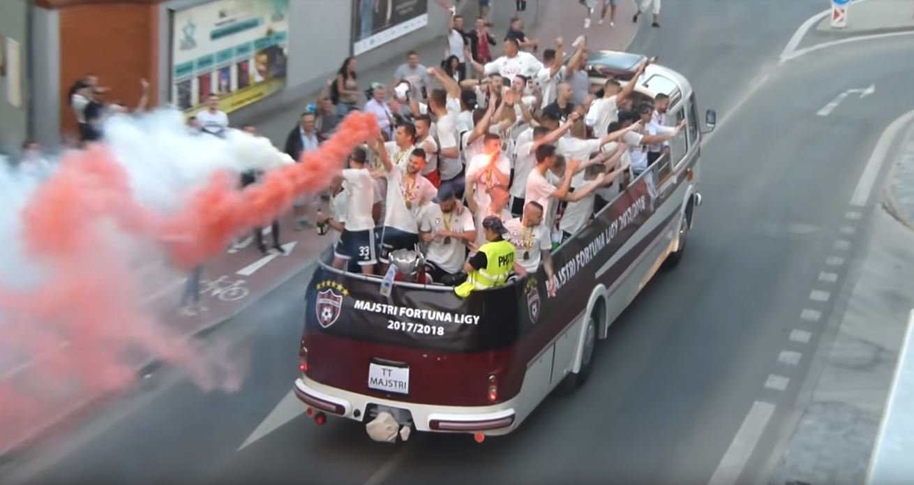 Slovenská přestavba autobusu Škoda 706 RTO na kabriolet během oslav titulu fotbalového klubu FC Spartak Trnava