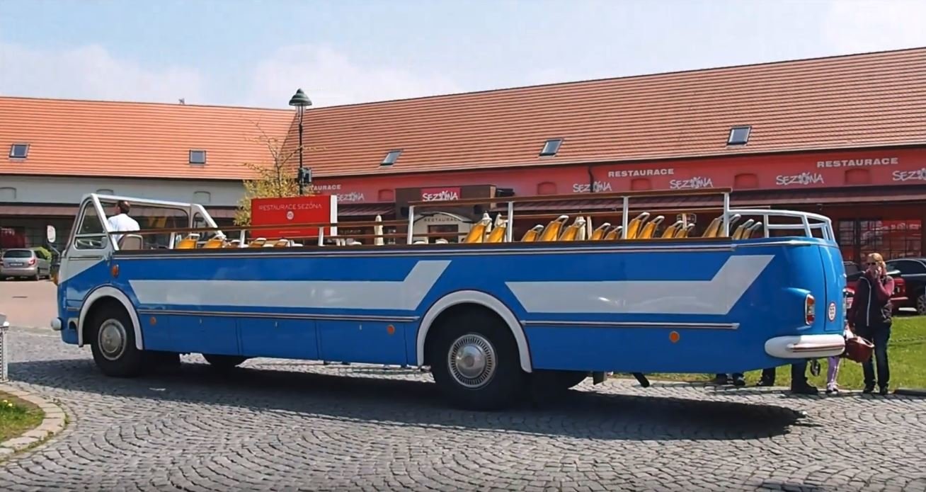 Replika vyhlídkového autobusu Škoda 706 RTO ve vlastnictví ČSAP Nymburk