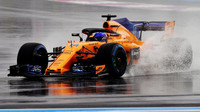 Fernando Alonso za deště v sobotním tréninku ve Francii
