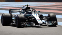 Valtteri Bottas při aktivním DRS v tréninku ve Francii