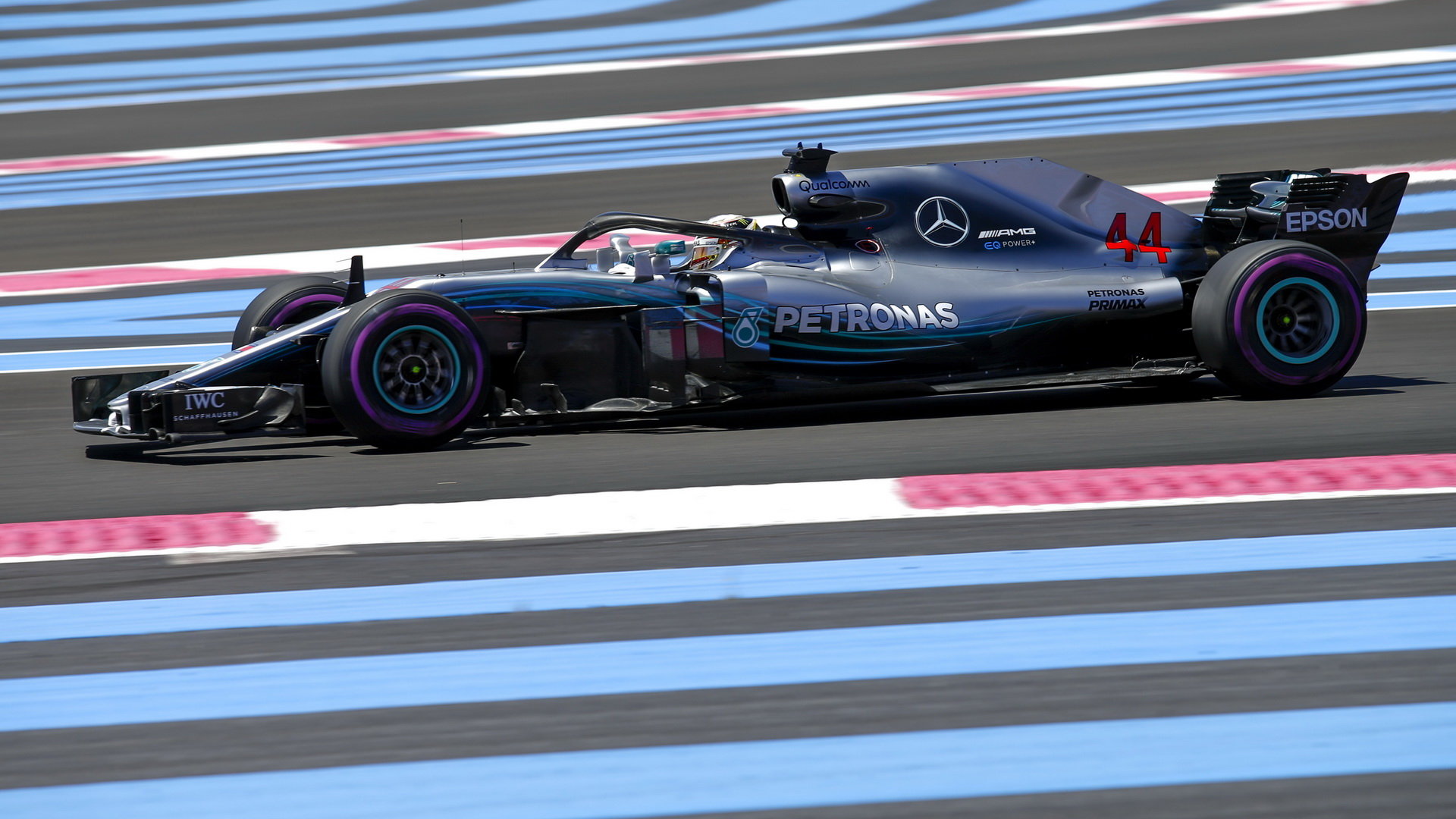 Lewis Hamilton slaví pole position v Paul Ricard