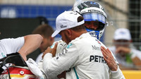 Valtteri Bottas a Lewis Hamilton po kvalifikaci ve Francii