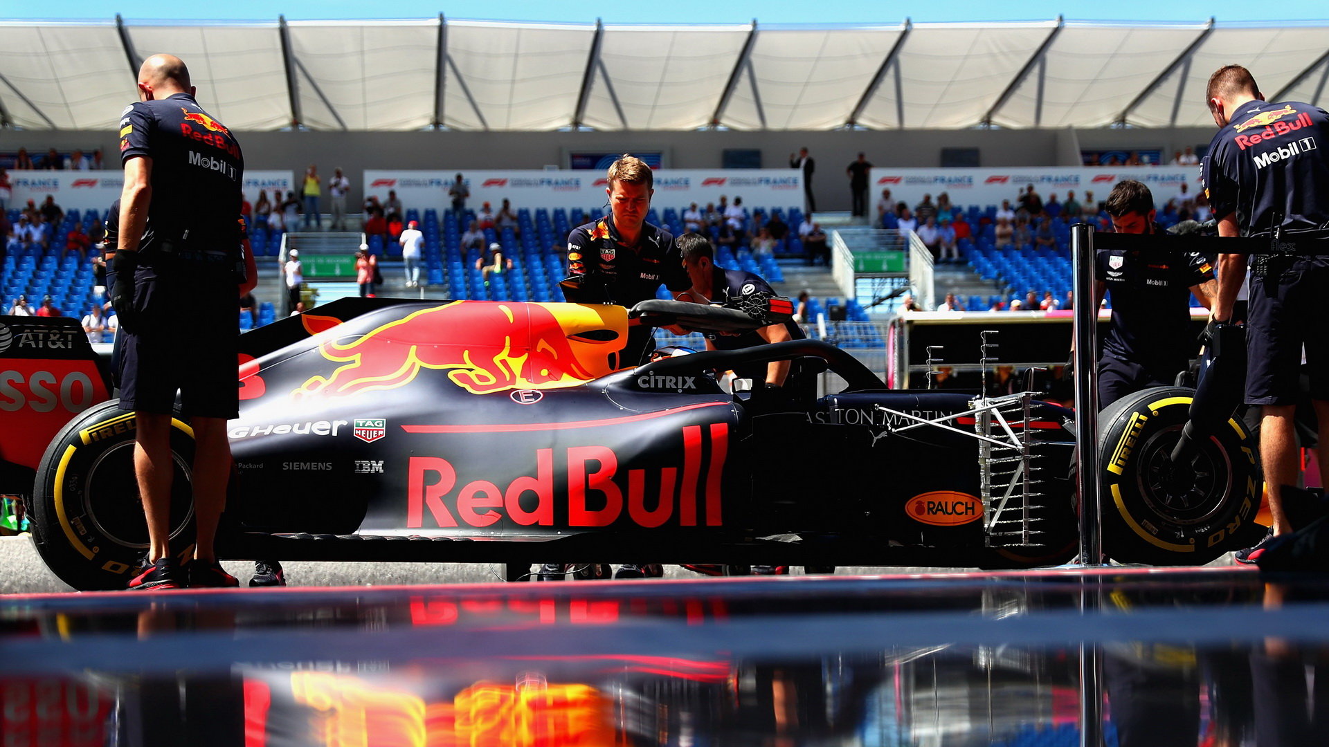 Daniel Ricciardo u mechaniků Red Bullu