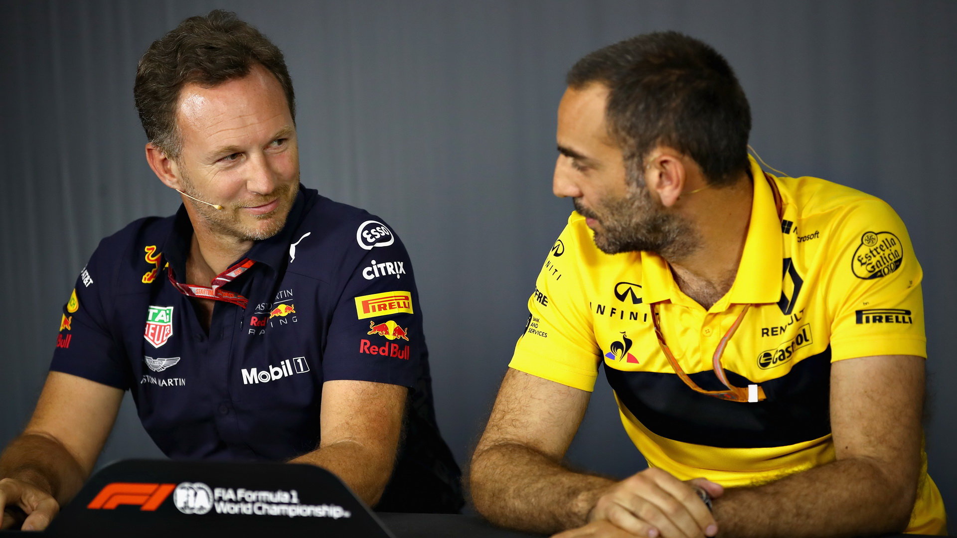 Cyril Abiteboul (vpravo) kvůli jejich pohonné jednotce schytal od Red Bullu tvrdou kritiku
