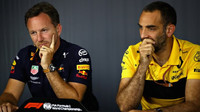 Christian Horner a Cyril Abiteboul na tiskovce ve Francii