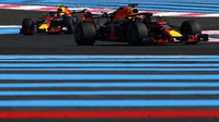 Daniel Ricciardo a Max Verstappen v tréninku ve Francii