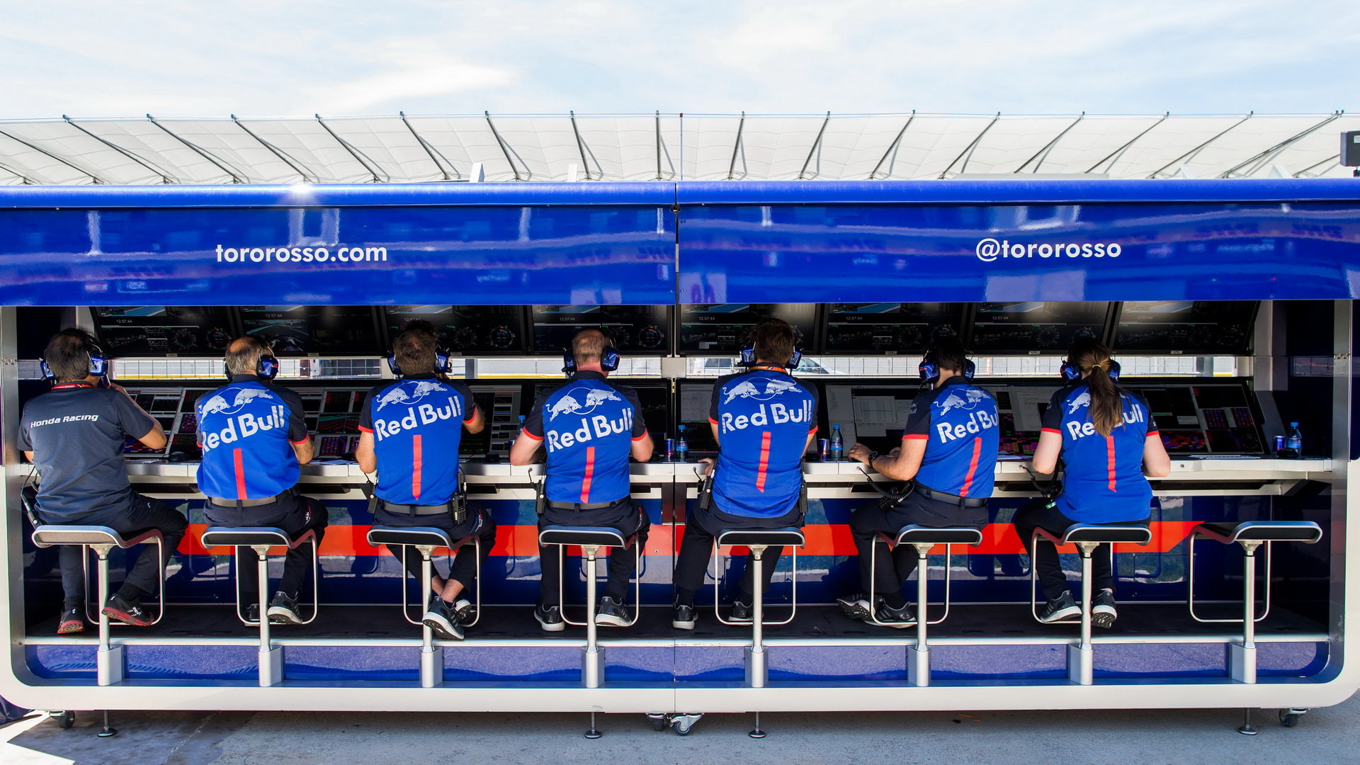 Pitwall týmu Toro Rosso v tréninku ve Francii